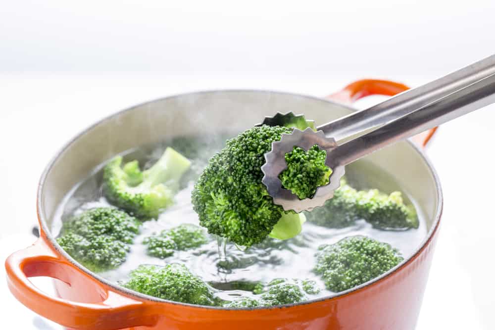 image of broccoli in boiling water